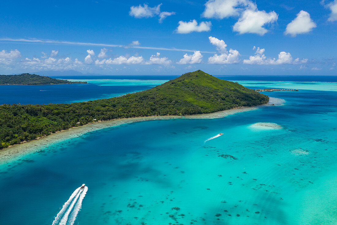 Luftaufnahme von Ausflugsbooten in der Lagune von Bora Bora, Bora Bora, Leeward Islands, Französisch-Polynesien, Südpazifik