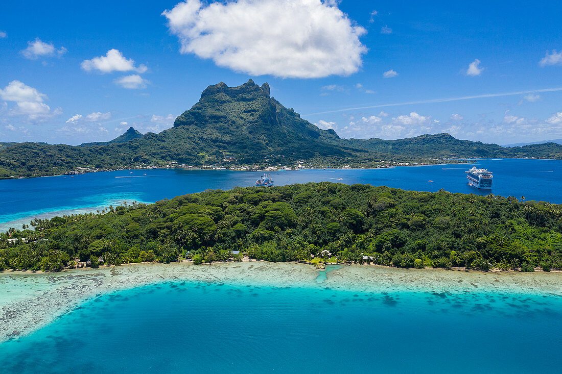 Luftaufnahme von Kreuzfahrtschiff auf Reede in der Lagune von Bora Bora mit Mount Otemanu, Bora Bora, Leeward Islands, Französisch-Polynesien, Südpazifik