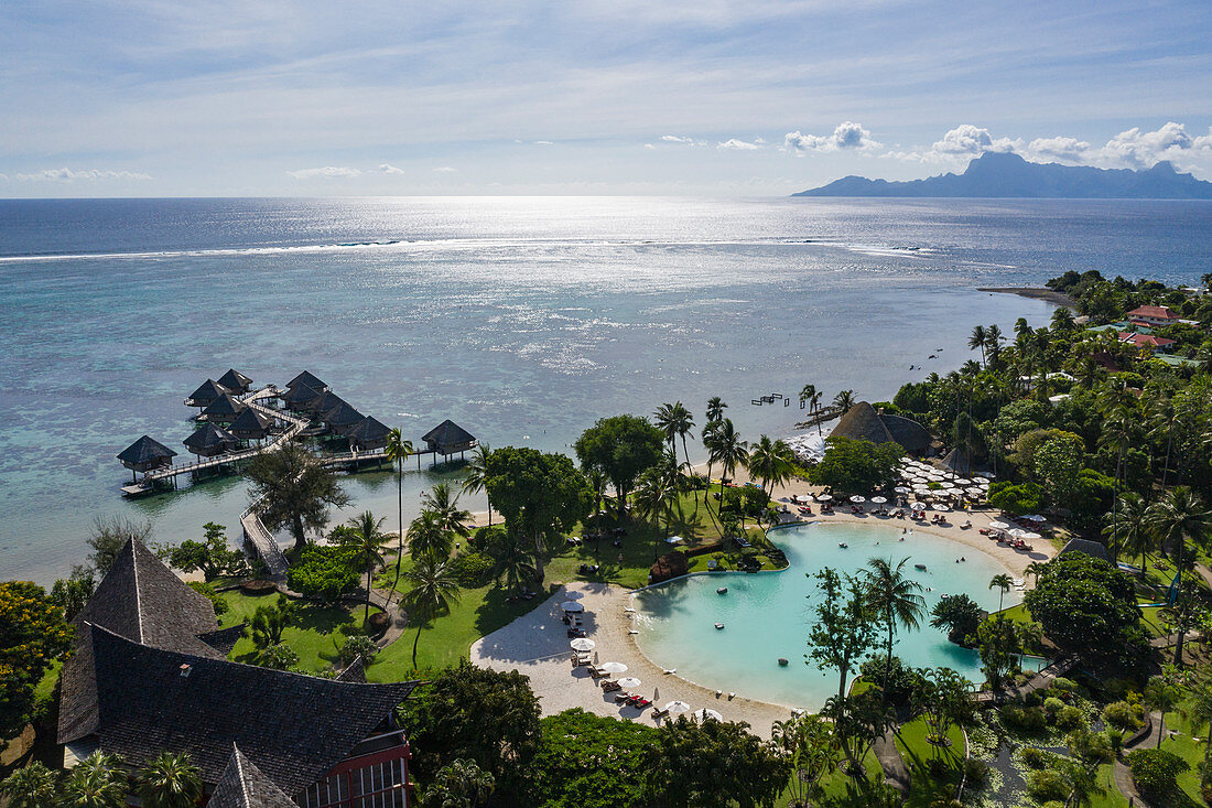 Luftaufnahme des Tahiti Ia Ora Beach Resort (managed by Sofitel) mit Überwasserbungalows und Insel Moorea in der Ferne, nahe Papeete, Tahiti, Windward Islands, Französisch-Polynesien, Südpazifik