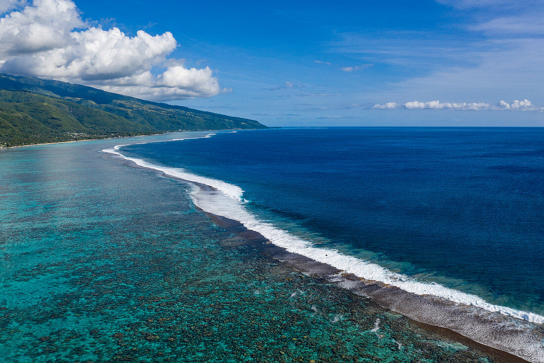 Luftaufnahme des Riffs das die Lagune vom Südpazifik trennt, nahe Papeete, Tahiti, Windward Islands, Französisch-Polynesien, Südpazifik