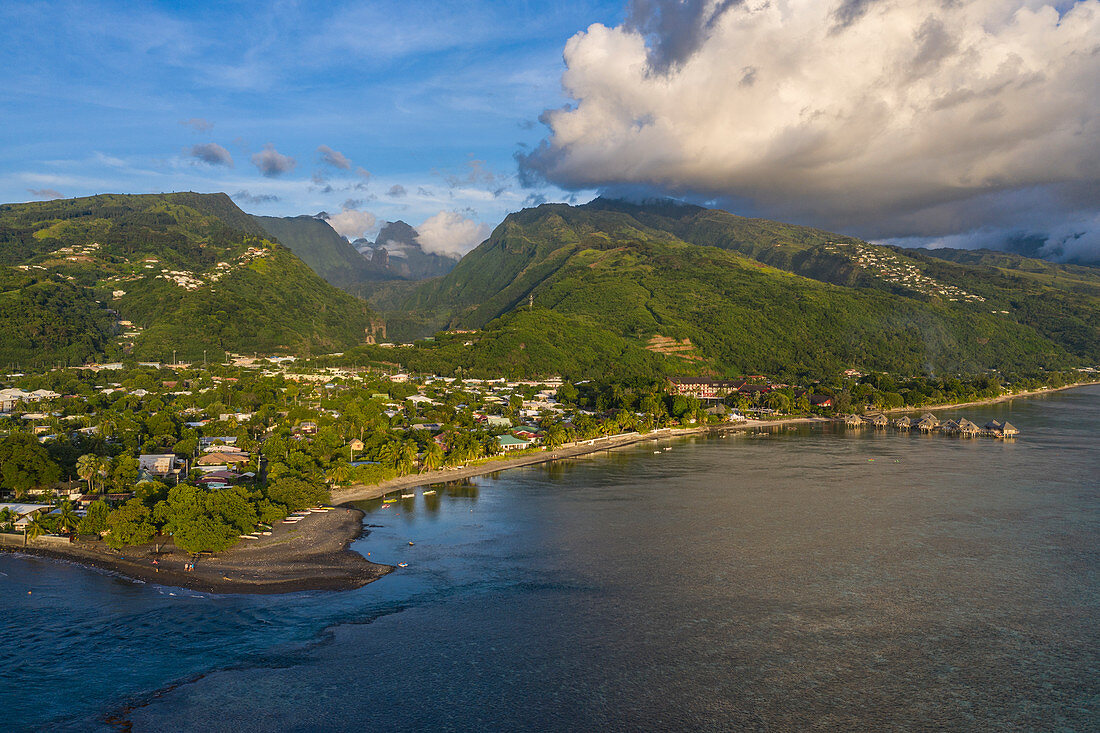 Luftaufnahme des Tahiti Ia Ora Beach Resort (managed by Sofitel) mit Überwasserbungalows und Bergen dahinter, nahe Papeete, Tahiti, Windward Islands, Französisch-Polynesien, Südpazifik