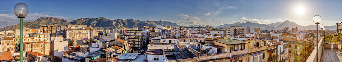 Panoramablick auf die Innenstadt von Palermo, im Hintergrund die Berge, Sizilien, Italien