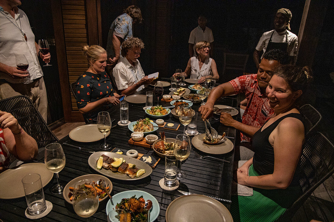 Menschen genießen Barbecue Abendessen in einer Residence Villa Unterkunft im Six Senses Fiji Resort, Malolo Island, Mamanuca Group, Fidschi-Inseln, Südpazifik