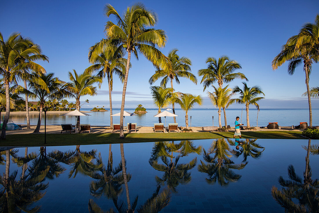 Spiegelung von Kokospalmen im Swimming Pool des Six Senses Fiji Resort, Malolo Island, Mamanuca Group, Fidschi-Inseln, Südpazifik
