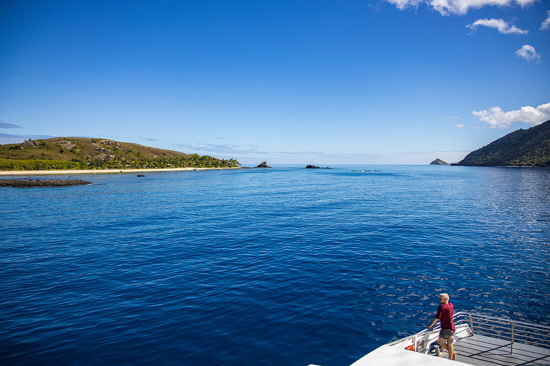 Katamaran Yasawa Flyer II (South Sea Cruises) befördert Passagiere zu Resorts und Hostels in der Yasawa Inselgruppe, nahe Wayaseva Island, Yasawa Group, Fidschi-Inseln, Südpazifik