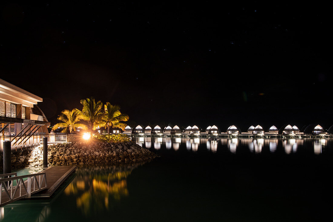 Überwasserbungalows im Fiji Marriott Resort Momi Bay bei Nacht, Momi Bay, Coral Coast, Viti Levu, Fidschi-Inseln, Südpazifik