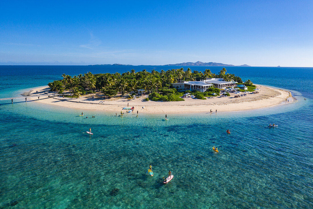 Luftaufnahme von Menschen auf SUP Stand Up Paddle Boards im Malamala Island Beach Club, Mala Mala Island, Mamanuca Group, Fidschi-Inseln, Südpazifik