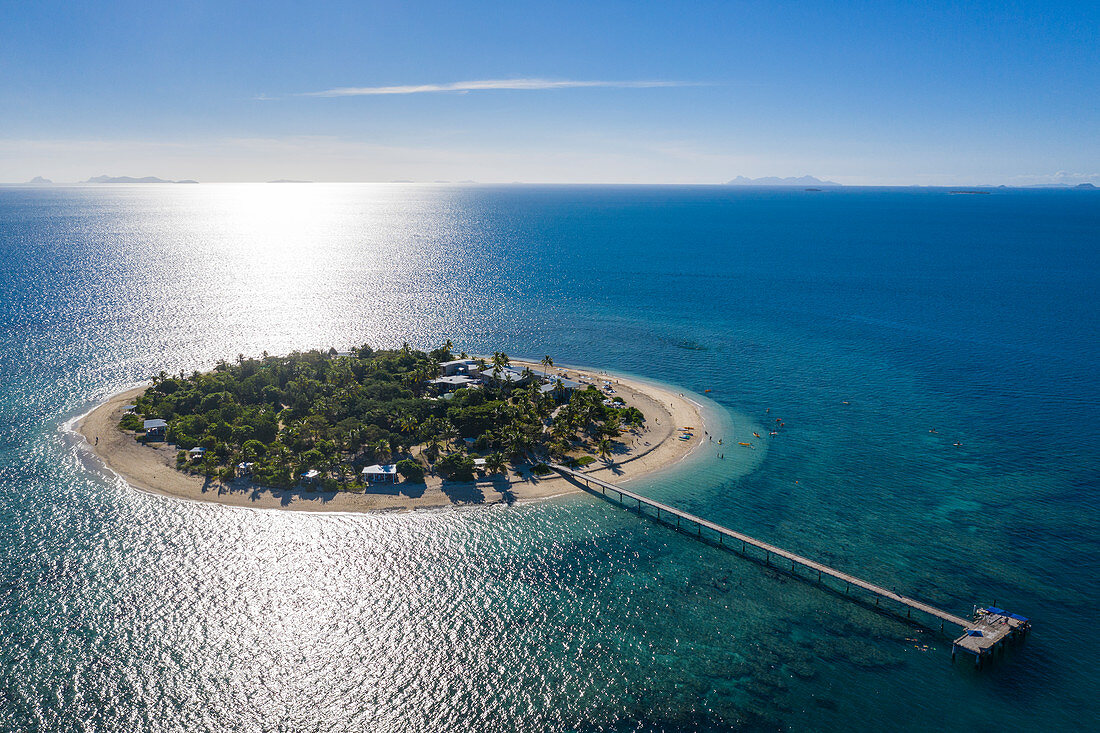 Luftaufnahme vom Pier im Malamala Island Beach Club, Mala Mala Island, Mamanuca Group, Fidschi-Inseln, Südpazifik