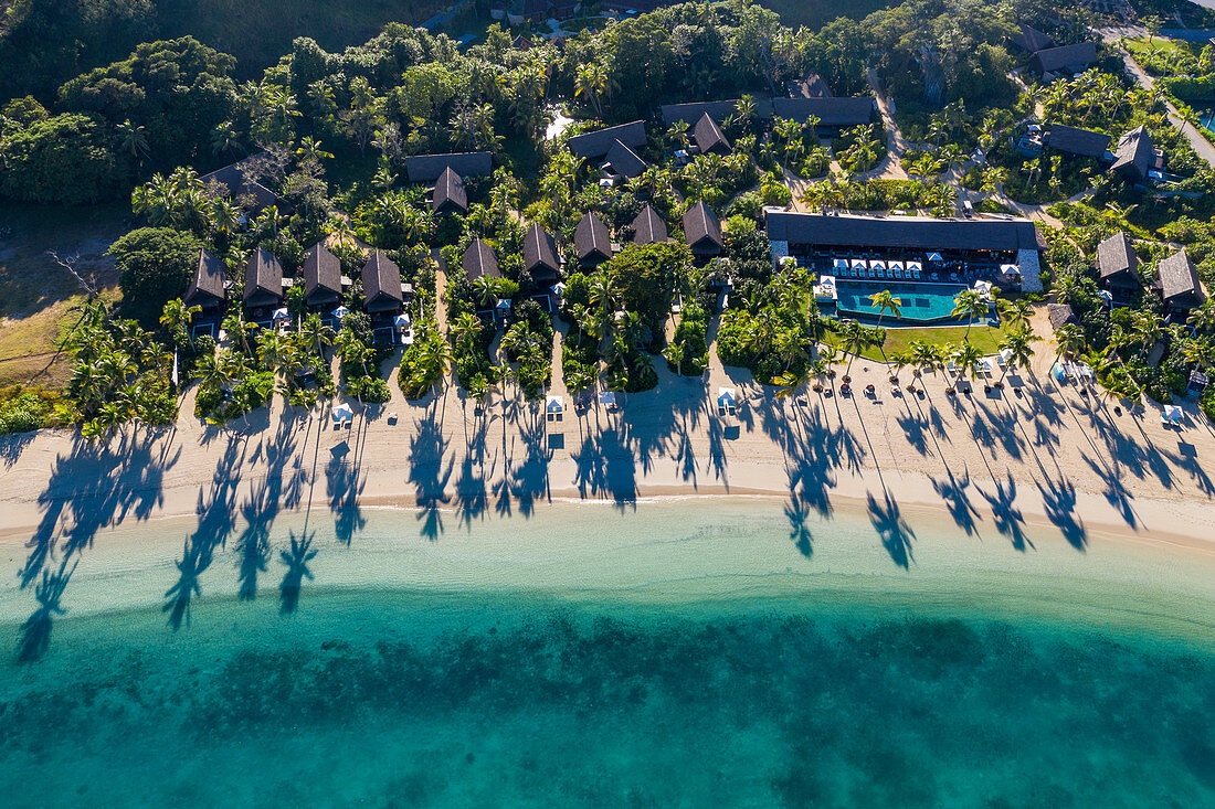 Luftaufnahme von Strand mit Schatten von Kokospalmen im Six Senses Fiji Resort, Malolo Island, Mamanuca Group, Fidschi-Inseln, Südpazifik