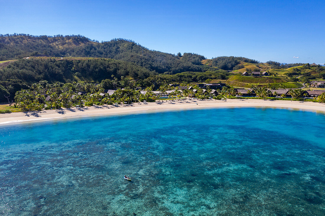 Luftaufnahme von Paar in Kajak in Bucht vor Six Senses Fiji Resort, Malolo Island, Mamanuca Group, Fidschi-Inseln, Südpazifik