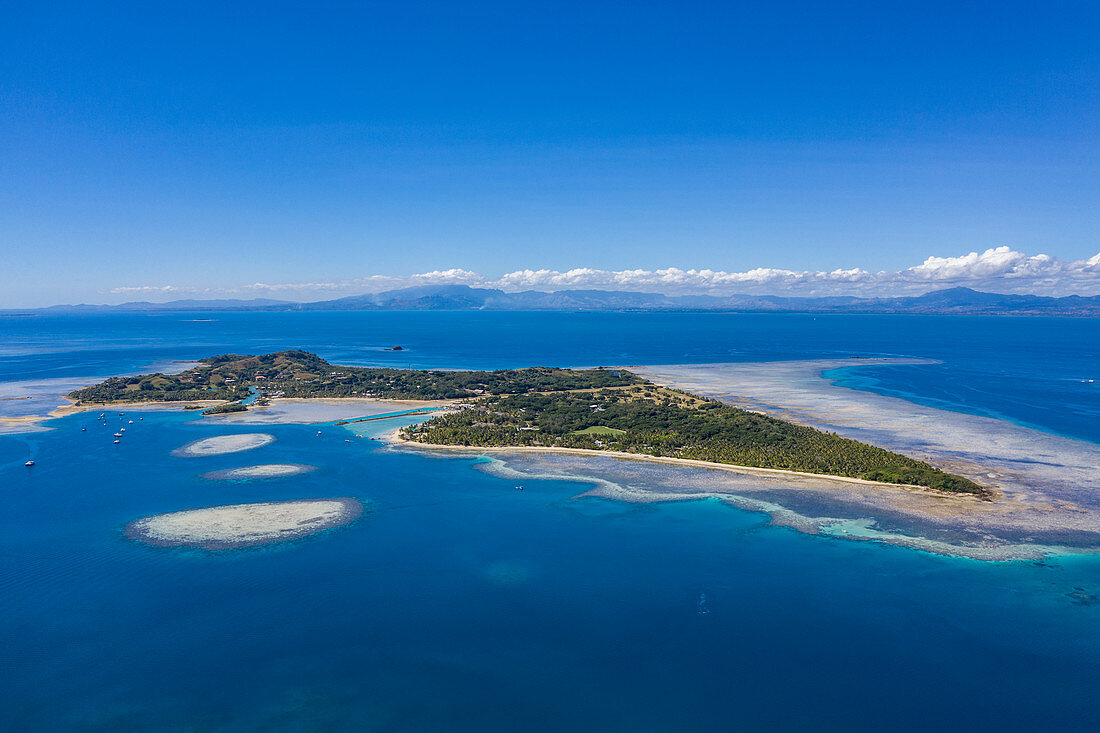 Luftaufnahme Malolo Island mit Viti Levu in der Ferne, Malolo Island, Mamanuca Group, Fidschi-Inseln, Südpazifik