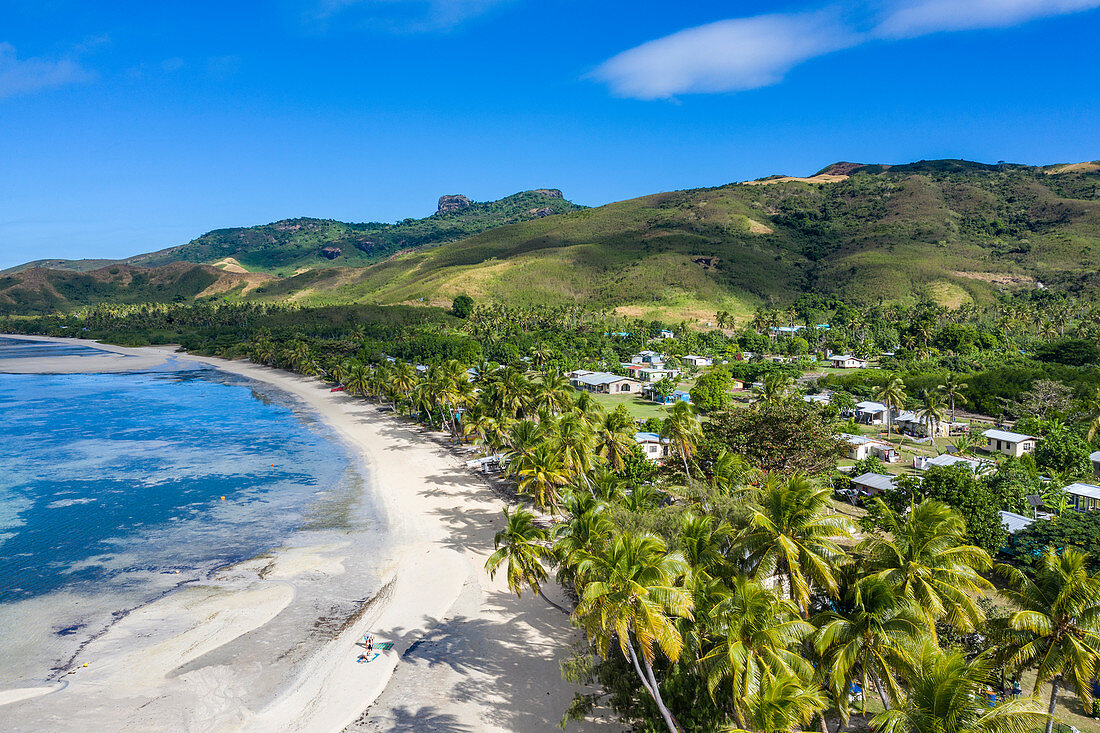 Luftaufnahme von Strand mit Kokospalmen und Dorfhäusern, Gunu, Naviti Island, Yasawa Group, Fidschi-Inseln, Südpazifik