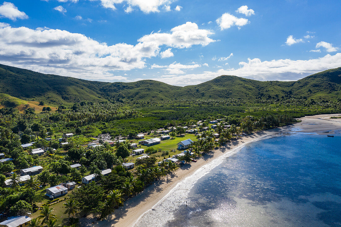 Luftaufnahme von Strand und Dorf, Gunu, Naviti Island, Yasawa Group, Fidschi-Inseln, Südpazifik