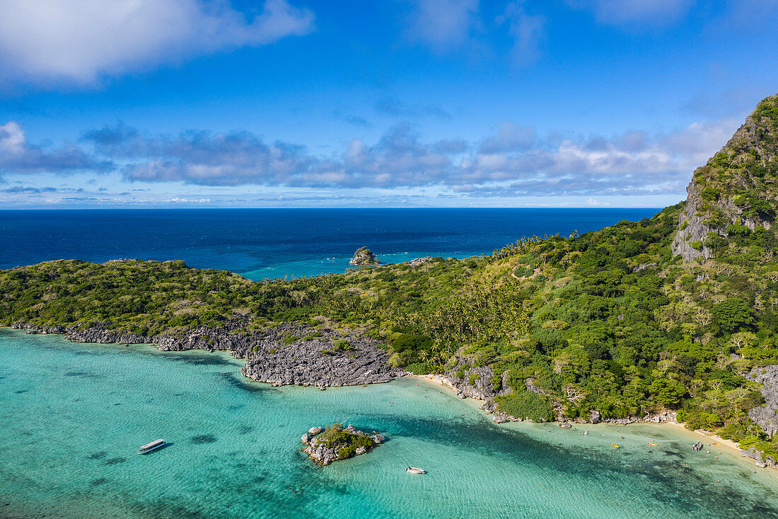 Luftaufnahme von Passagieren des Kreuzfahrtschiff MV Reef Endeavour (Captain Cook Cruises Fiji) beim sich entspannen und Wassersport Aktivitäten genießen am Blue Lagoon Beach, Sawa-i-Lau Island, Yasawa Group, Fidschi-Inseln, Südpazifik