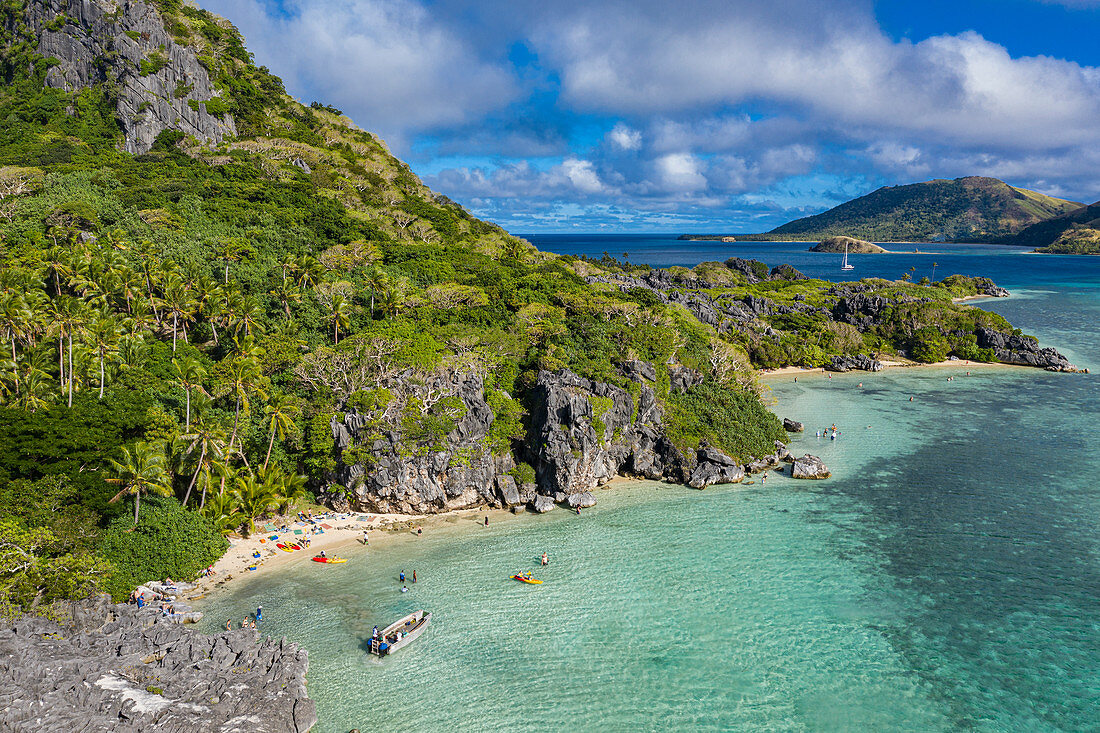 Luftaufnahme von Passagieren des Kreuzfahrtschiff MV Reef Endeavour (Captain Cook Cruises Fiji) beim sich entspannen und Wassersport Aktivitäten genießen am Blue Lagoon Beach, Sawa-i-Lau Island, Yasawa Group, Fidschi-Inseln, Südpazifik