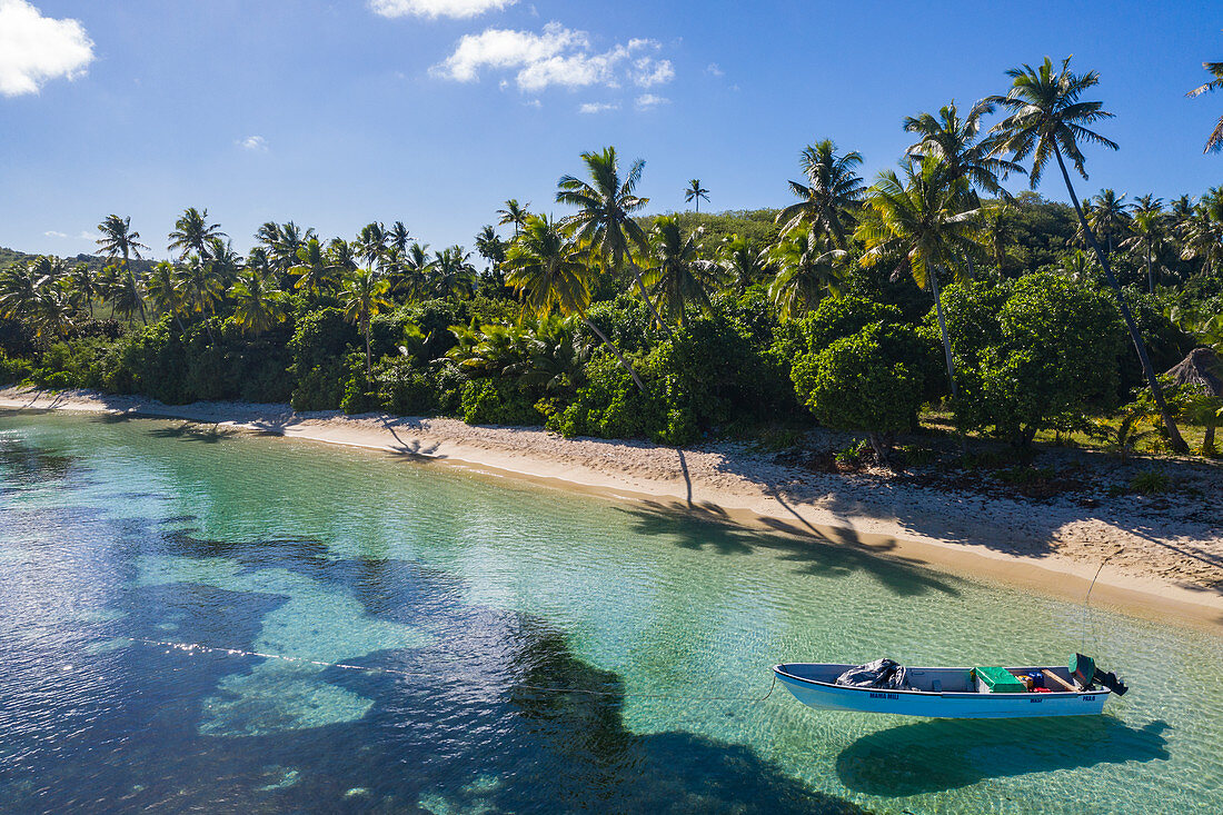 Luftaufnahme von Boot und Strand mit Kokospalmen, Yaqeta, Yangetta Island, Yasawa Group, Fidschi-Inseln, Südpazifik