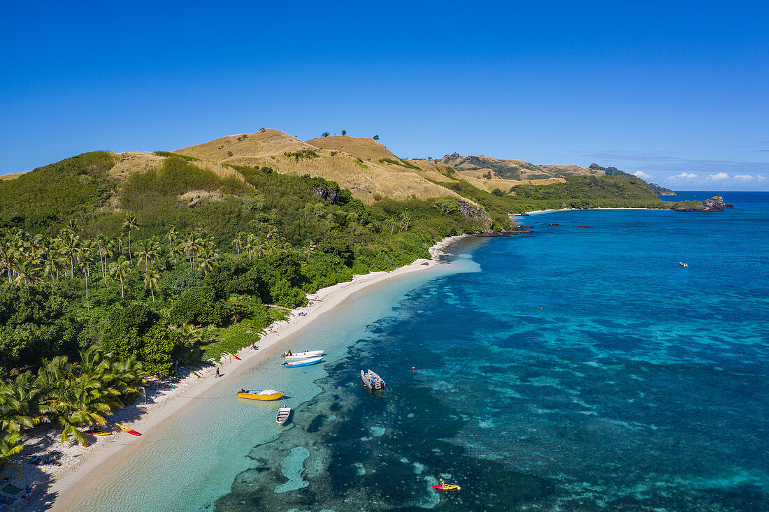 Luftaufnahme von Booten, Strand und Küste, Yaqeta, Yangetta Island, Yasawa Group, Fidschi-Inseln, Südpazifik