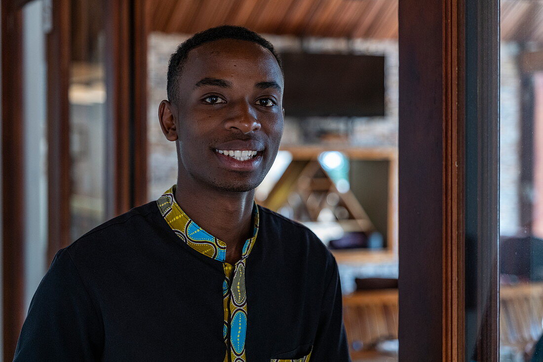 Freundlicher Empfang an der Rezeption im Boutique Hotel The Retreat by Heaven, Kigali, Kigali Province, Ruanda, Afrika