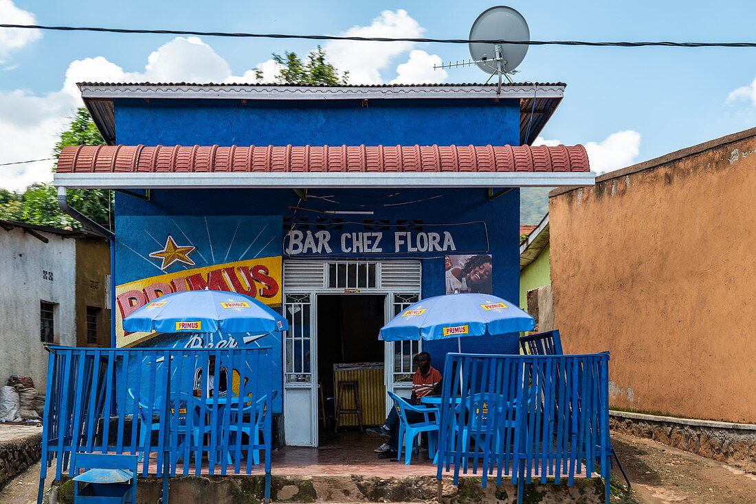 Außenansicht der bunten Bar Chez Flora, Kigali, Kigali Province, Ruanda, Afrika