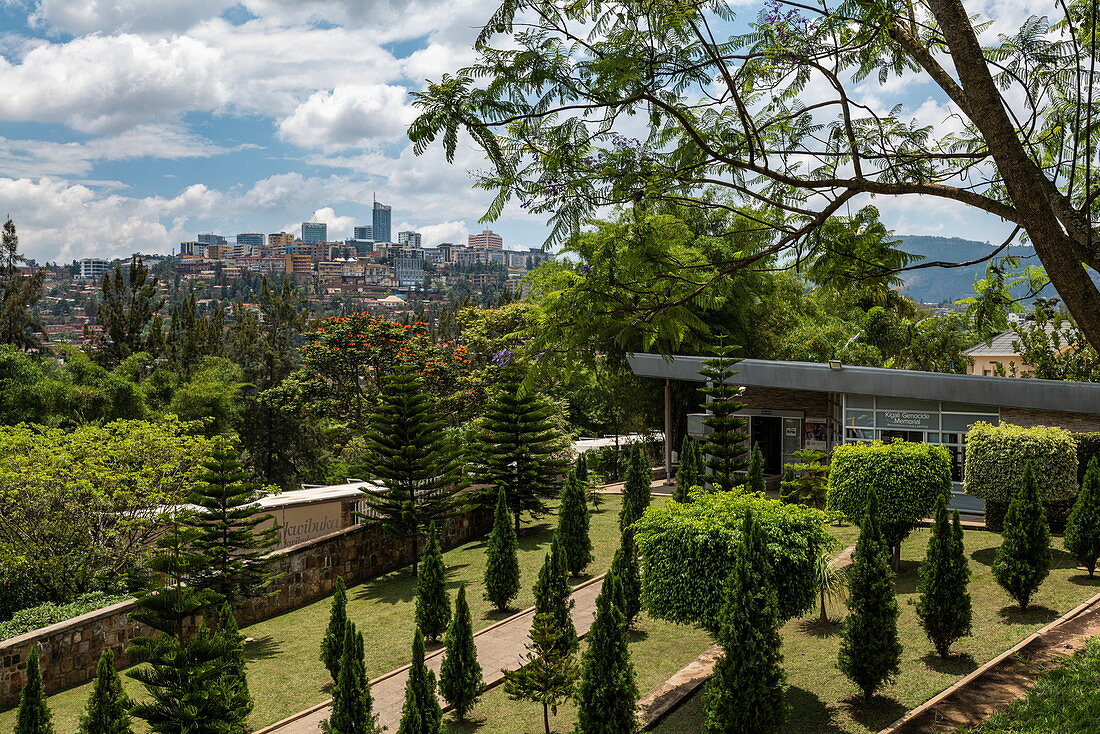 Gartenanlage vor dem Kigali Genocide Memorial Center mit Stadt in der Ferne, Kigali, Kigali Province, Ruanda, Afrika