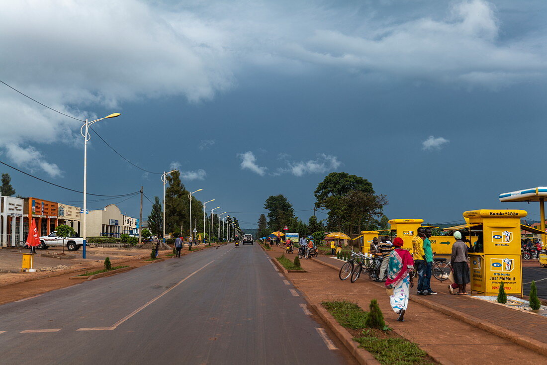 Straßenszene und Gewitterwolken, nahe Kabarondo, Eastern Province, Ruanda, Afrika