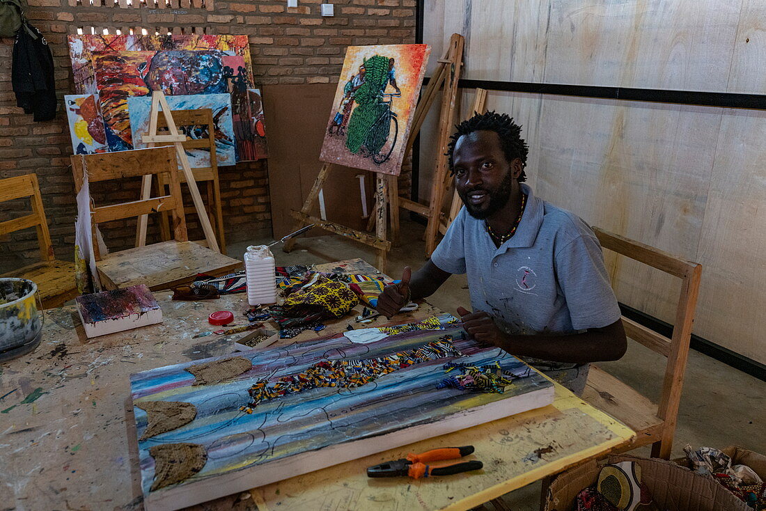 Mann malt ein Bild im einem Kunststudio, Kayonza, Eastern Province, Ruanda, Afrika