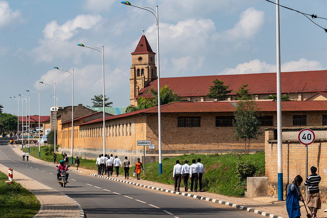 Straßenszene mit jungen Männern auf dem Weg zur Kirche, Kabgayi, Southern Province, Ruanda, Afrika