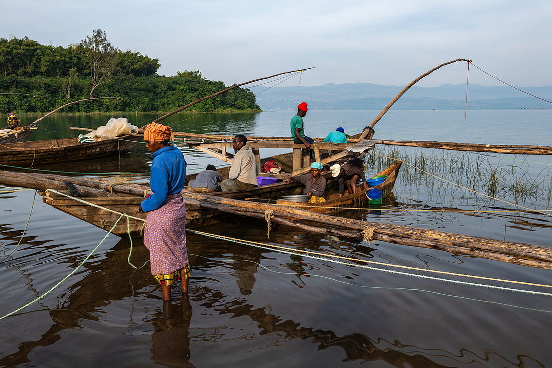 Menschen entladen den Fang von Sambaza Fischen die von singenden Fischern auf dem Kivu See gefangen wurden, Cyangugu, Kamembe, Western Province, Ruanda, Afrika