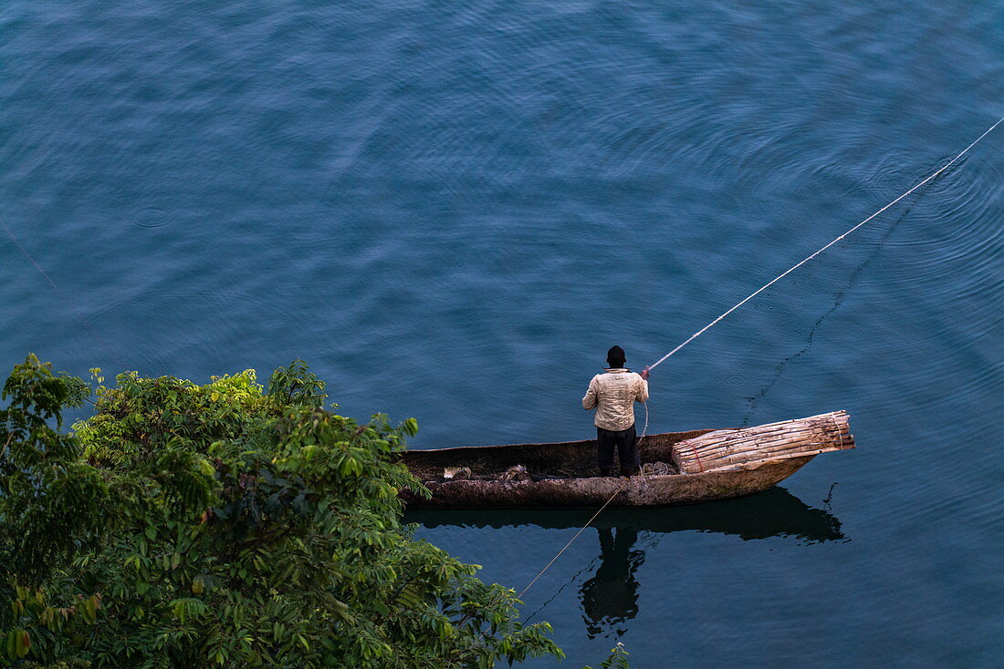 Kanu von Fischer am Kivu See, Cyangugu, Kamembe, Western Province, Ruanda, Afrika