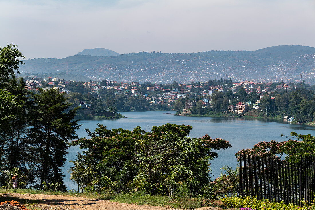 Blick über den Kivu See mit der Stadt Bukavu in der Demokratischen Republik Kongo in der Ferne, Cyangugu, Kamembe, Western Province, Ruanda, Afrika