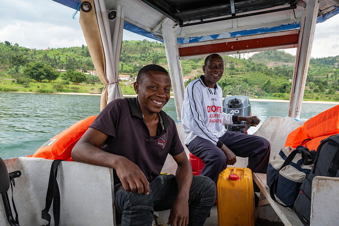 Skipper und Erster Offizier von Ausflugsboot auf dem Kivu See, Kinunu, Western Province, Ruanda, Afrika