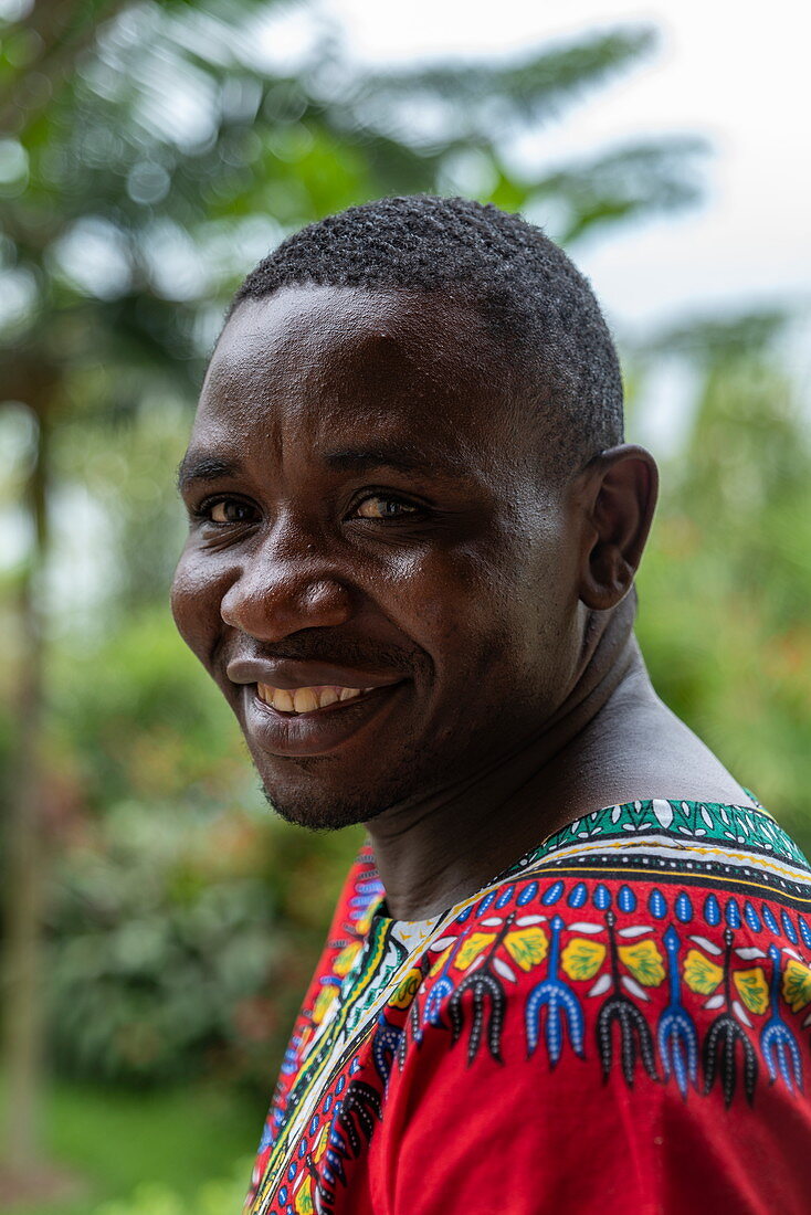 Lächelnder Rezeptionist im Kivu Paradis Hotel Resort am Ufer des Kivu See, Nyamyumba, Western Province, Ruanda, Afrika