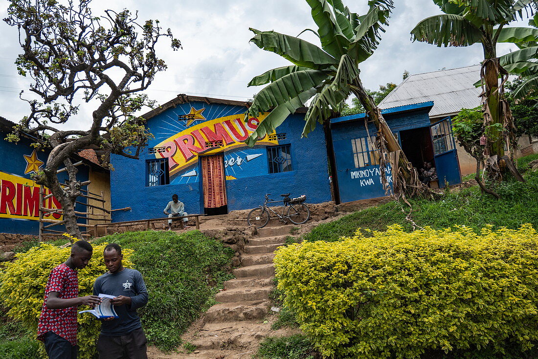 Bäume und Aussenansicht einer bunten Bar, Gisenyi, Western Province, Ruanda, Afrika