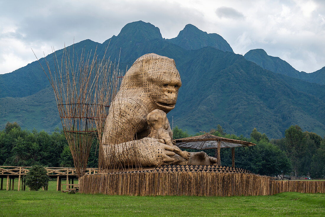 Riesige hölzerne Gorillaskulptur aus Stöcken gebaut, Volcanoes National Park, Northern Province, Ruanda, Afrika