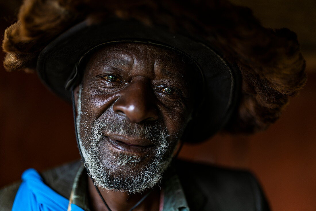 Porträt eines älteren Mann im Kulturdorf Gorilla Guardians Village, Ruhengeri, Northern Province, Ruanda, Afrika