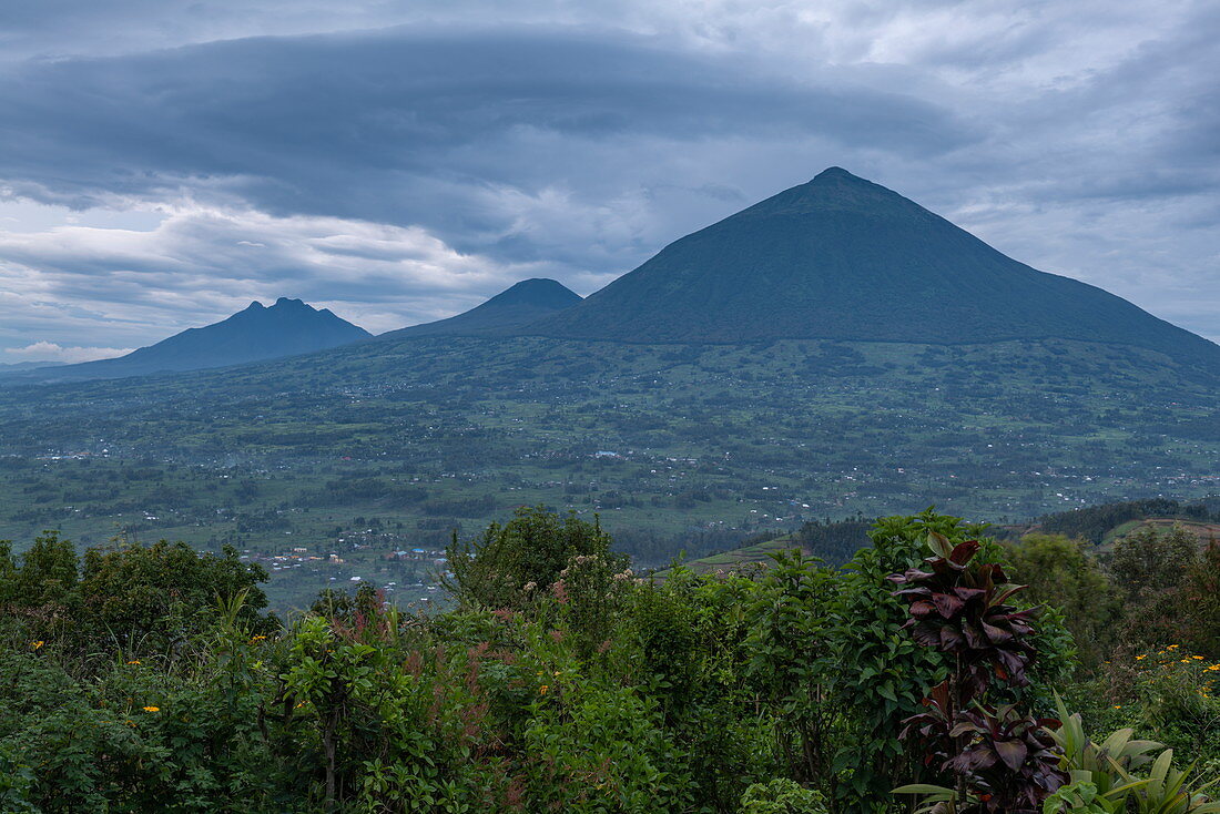 Blick auf Vulkane gesehen von der Virunga Lodge, nahe Kinyababa, Northern Province, Ruanda, Afrika