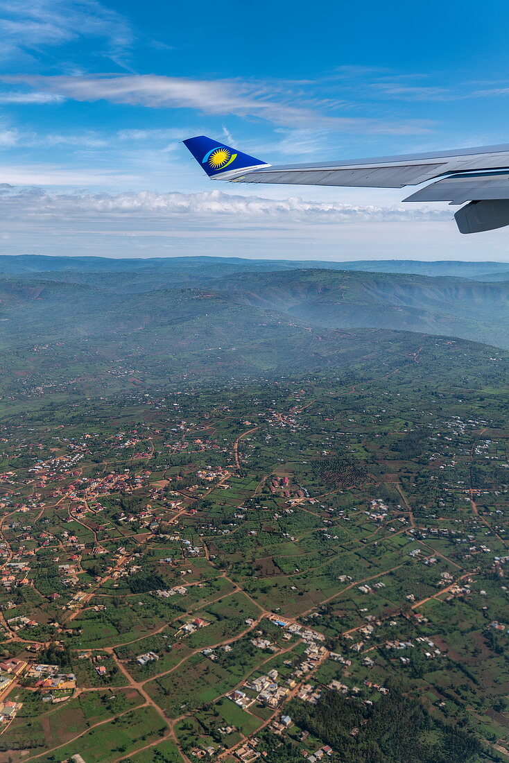 Blick aus Fenster eines RwandAir Airbus A330-300 Flugzeug mit Sonnenlogo auf Winglet, auf dem Flug vom internationalen Flughafen Kigali (KIG) in Ruanda, Afrika zum Flughafen Brüssel (BRU) in Belgien, Europa