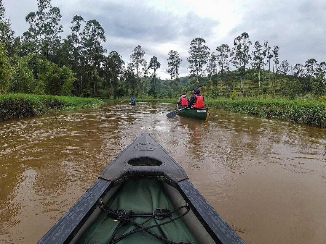 Kanu Ausflug auf Fluss durch üppig grüne Landschaft, nahe Ruhengeri, Northern Province, Ruanda, Afrika