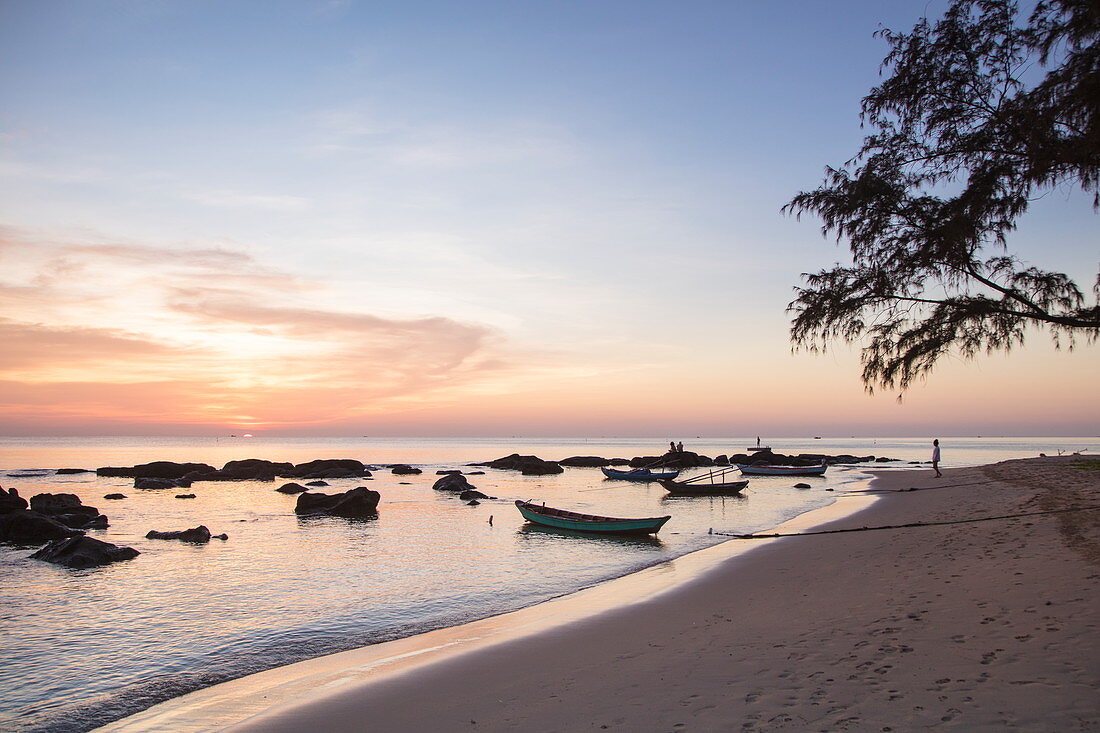 Silhouette von Felsen und Fischerbooten am Ong Lang Beach bei Sonnenuntergang, Ong Lang, Insel Phu Quoc, Kien Giang, Vietnam, Asien