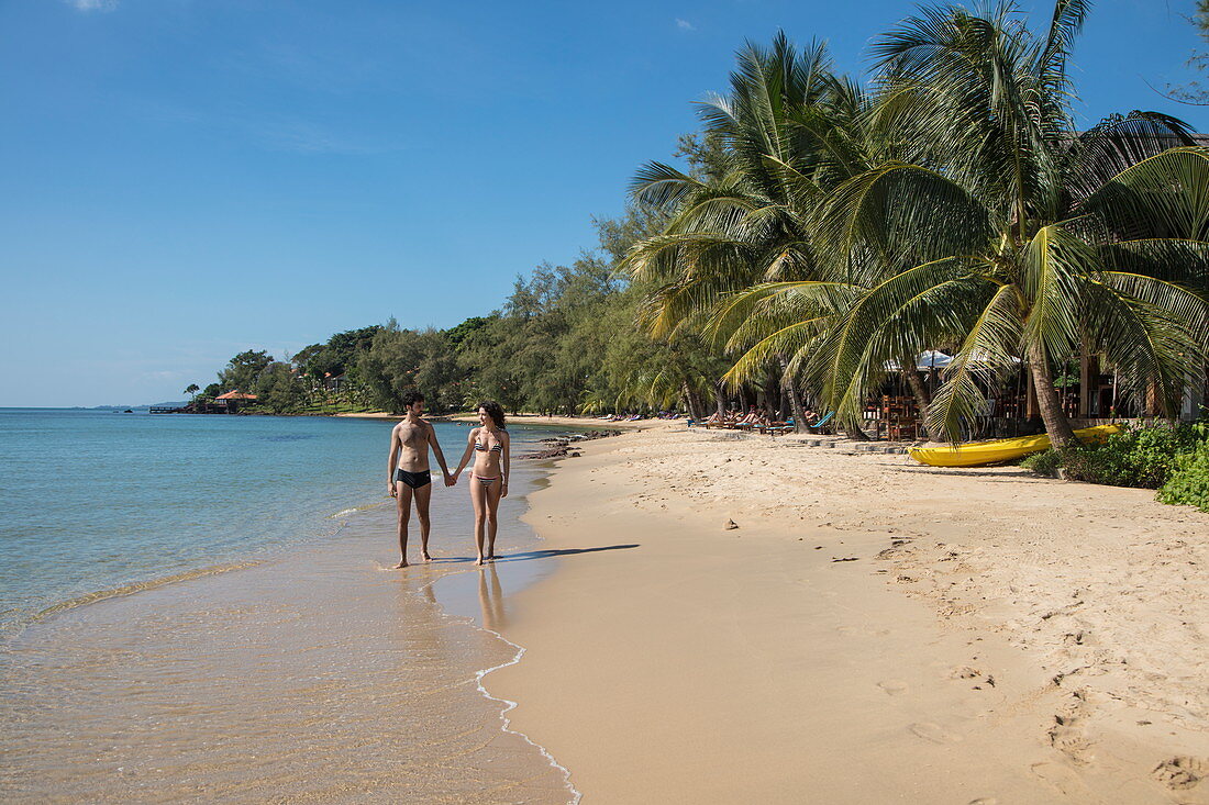 Young couple holding hands while walking on Ong Lang Beach, Ong Lang, Phu Quoc Island, Kien Giang, Vietnam, Asia