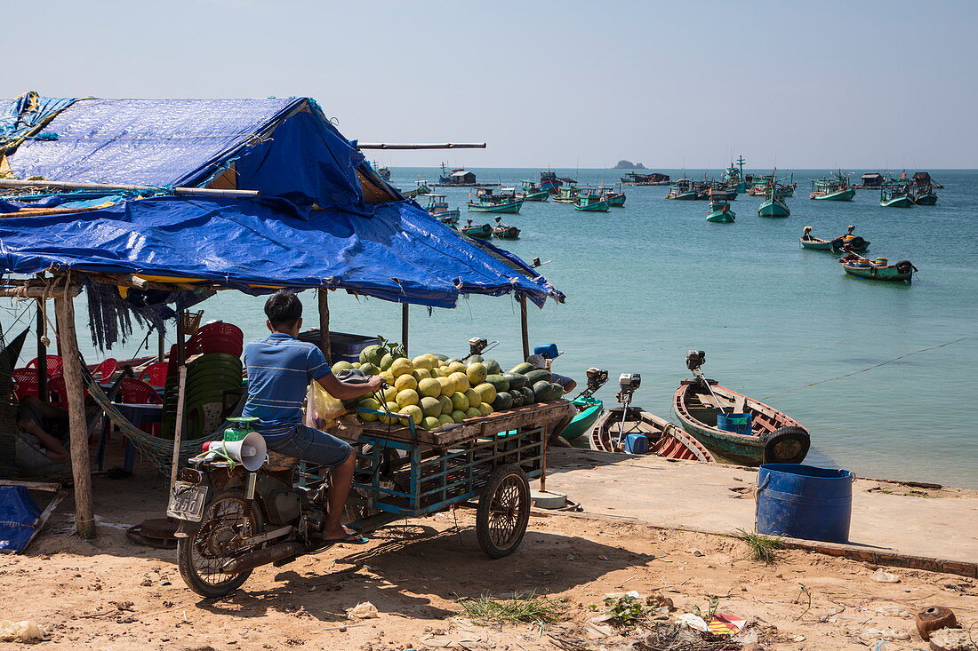 Motorrad Rikscha mit frischem Obst am Ganh Dau Beach mit Fischerbooten dahinter, Ganh Dau, Insel Phu Quoc, Kien Giang, Vietnam, Asien