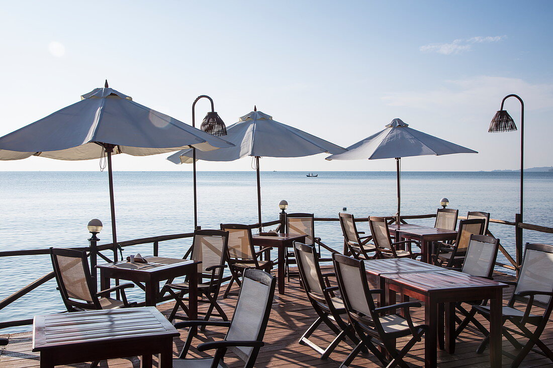 Tische und Sonnenschirme in Restaurant am Ong Lang Beach, Ong Lang, Insel Phu Quoc, Kien Giang, Vietnam, Asien