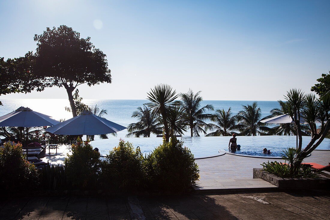 Silhouette von Menschen im Swimming Pool des Phu Quoc Eco Beach Resort, Ong Lang, Insel Phu Quoc, Kien Giang, Vietnam, Asien