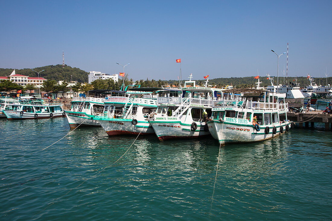 Ausflugsboote am Pier, nahe Duong Dong, Insel Phu Quoc, Kien Giang, Vietnam, Asien