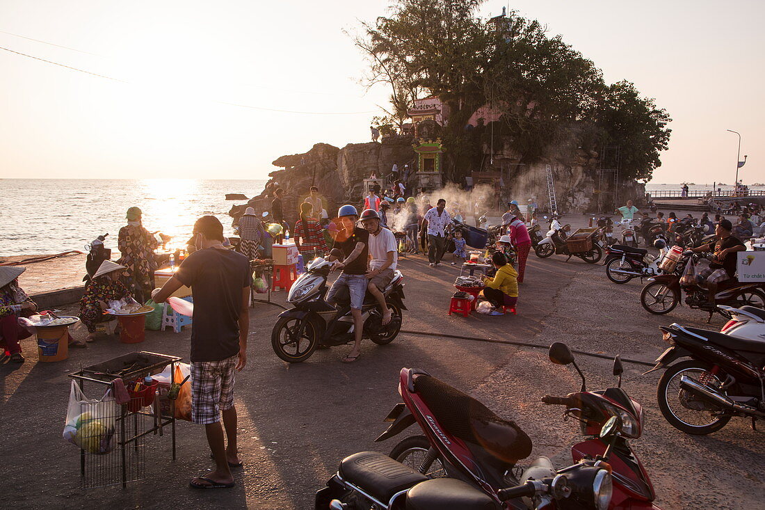 Mopeds und Stände für Street Food bei Sonnenuntergang, Duong Dong, Insel Phu Quoc, Kien Giang, Vietnam, Asien