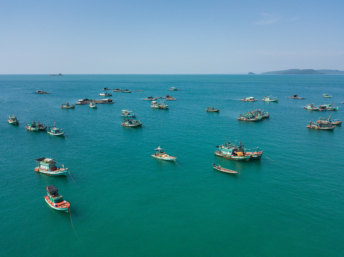 Luftaufnahme von Longtail Fischerbooten vor Anker nahe Ganh Dau Beach, Ganh Dau, Insel Phu Quoc, Kien Giang, Vietnam, Asien