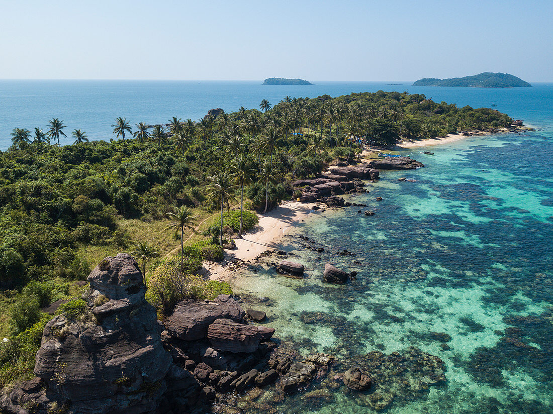 Luftaufnahme von Felsformation und Strand mit Kokospalmen, Dam Ngang Island, nahe Insel Phu Quoc, Kien Giang, Vietnam, Asien