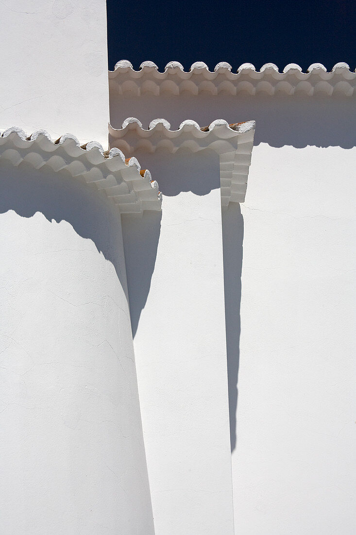 Detailaufnahme eines weißen traditionellen Gebäudes, Algarve Portugal.