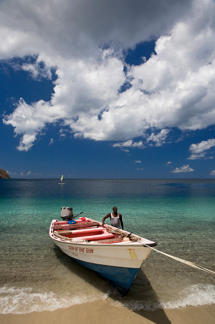 Ein Fischer, der sein Boot bringt, nachdem er auf See war. St. Lucia, Westindische Inseln.