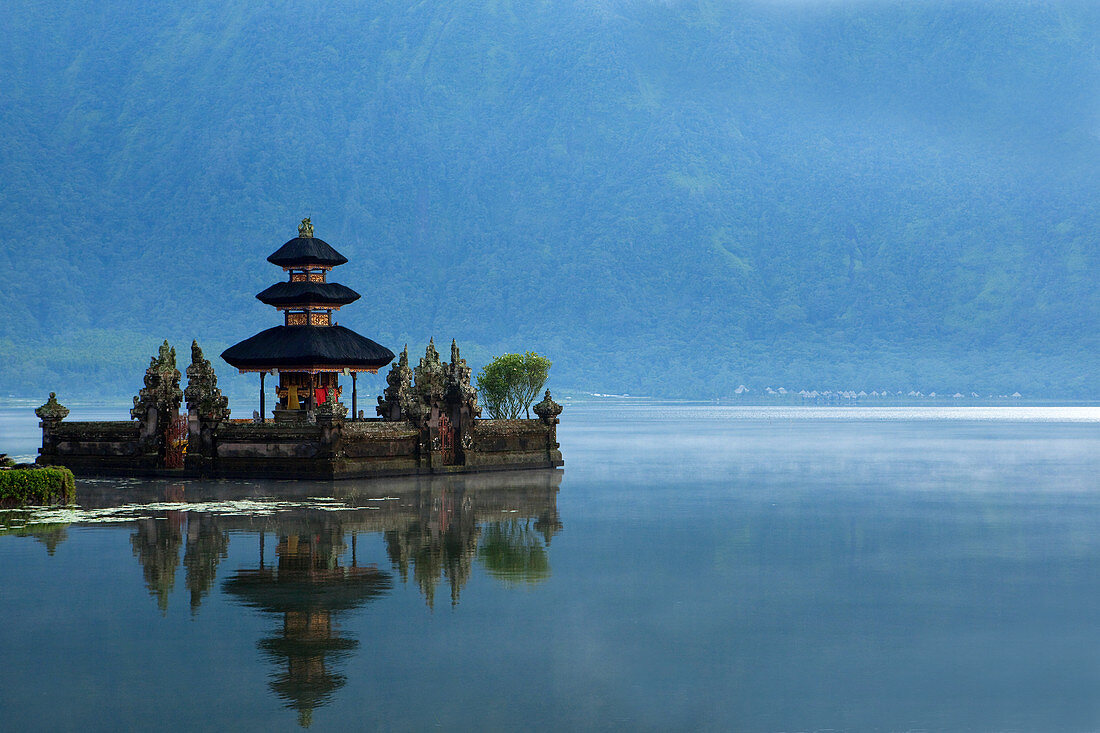 Der balinesische Wassertempel Ulan Danu befindet sich im Bedugul-See. Bali, Indonesien, Asien
